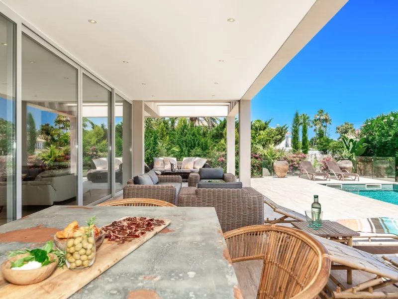 House - Detached Villa в продаже в Marbella, Málaga. В доме 5 спален и 5 ванных комнат. Площадь дома 450 м². Площадь участка 610 м²