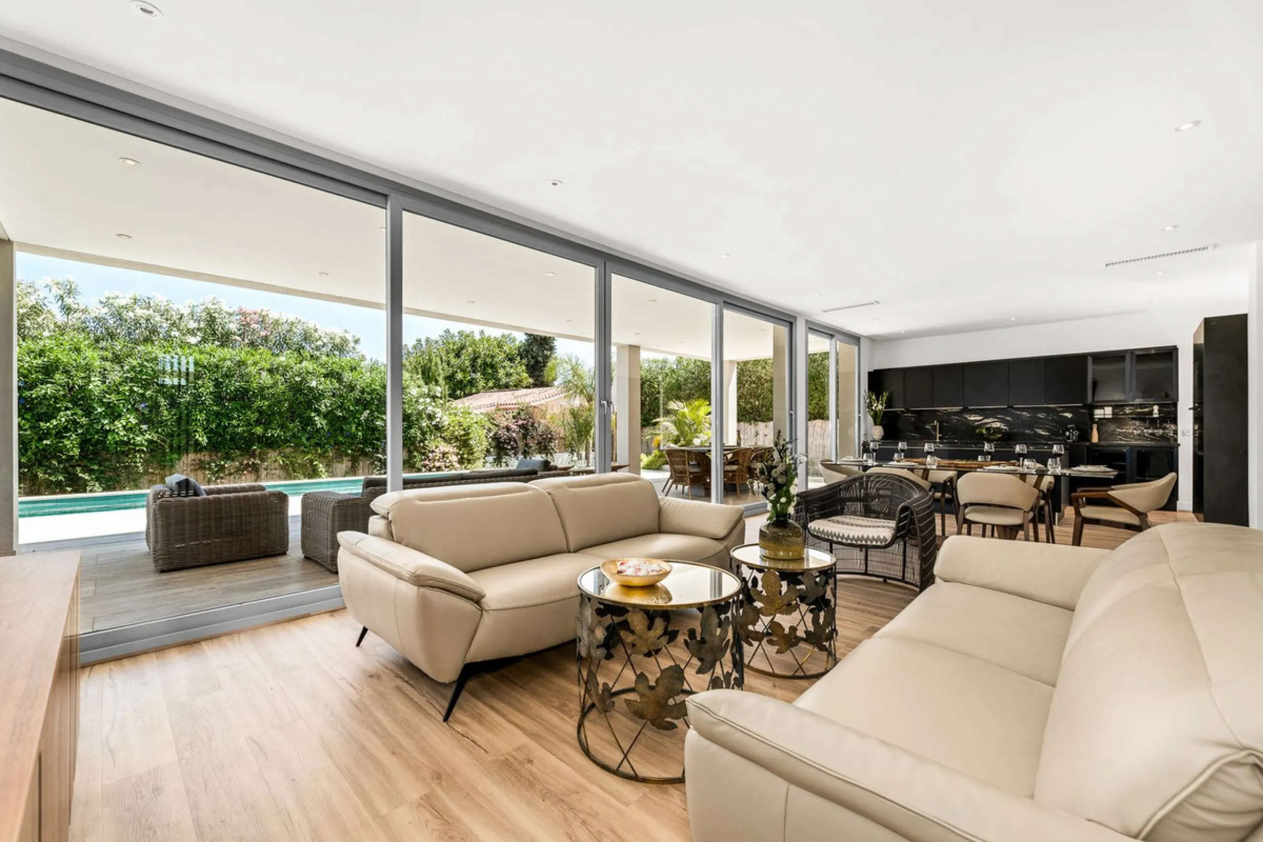House - Detached Villa в продаже в Marbella, Málaga. В доме 5 спален и 5 ванных комнат. Площадь дома 450 м². Площадь участка 610 м²