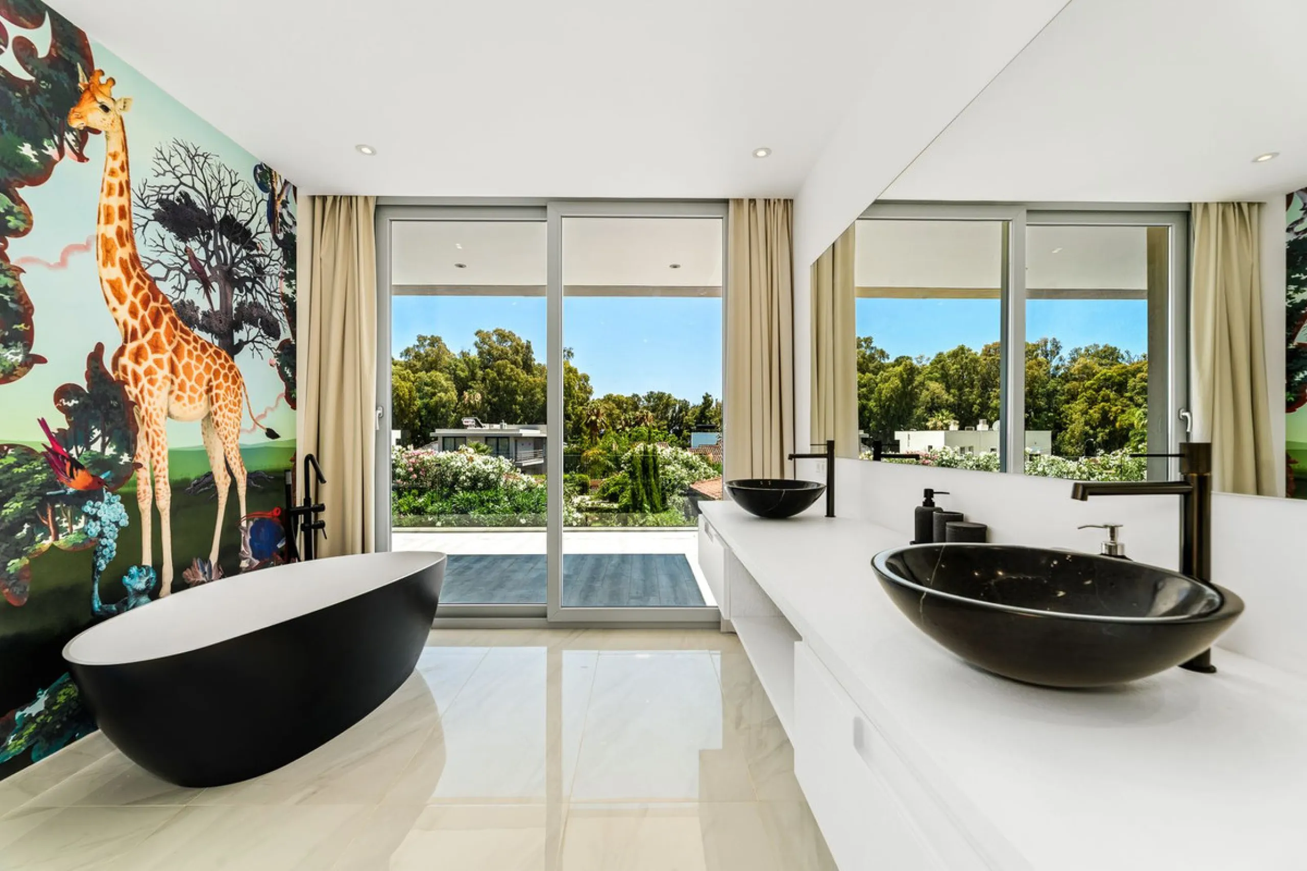 House - Detached Villa в продаже в Marbella, Málaga. В доме 5 спален и 5 ванных комнат. Площадь дома 450 м². Площадь участка 610 м²