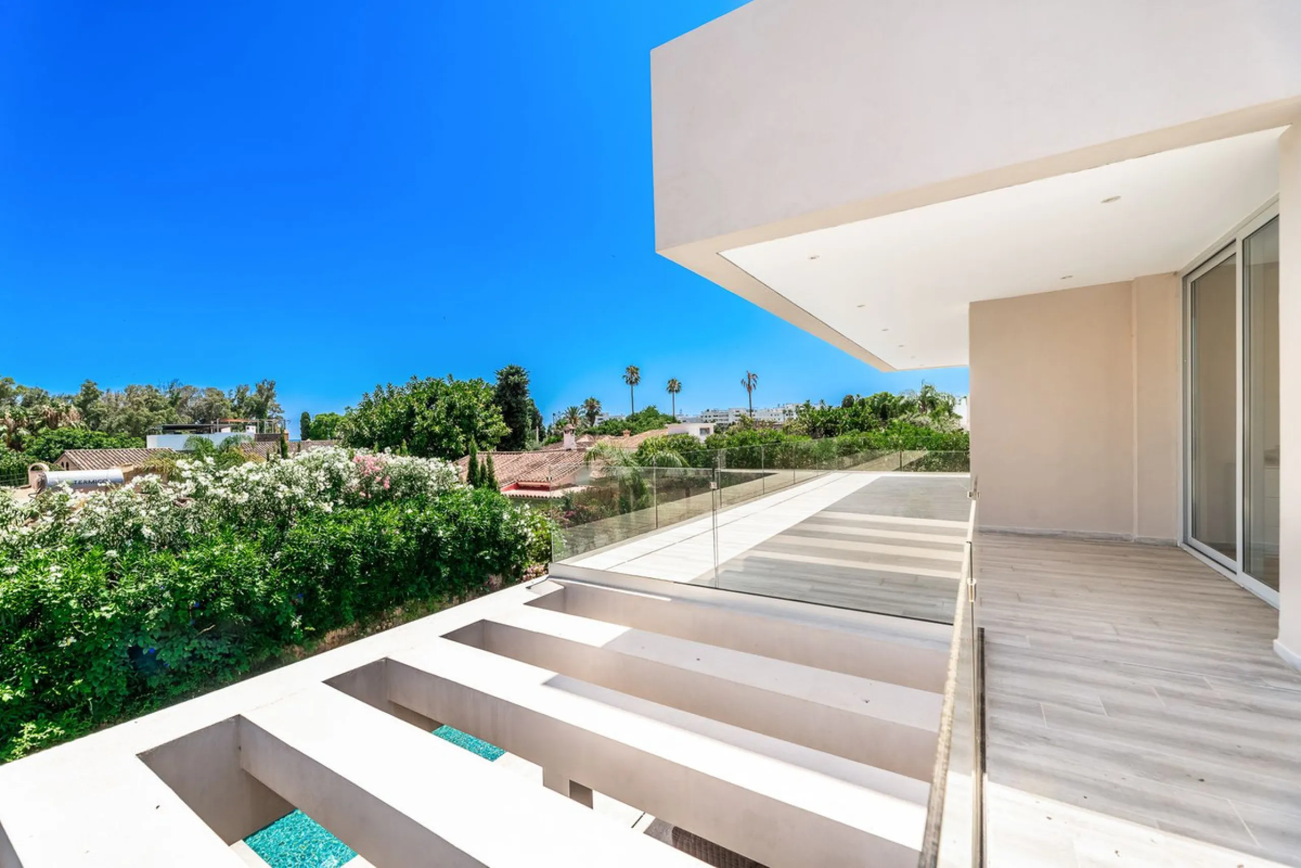 House - Detached Villa в продаже в Marbella, Málaga. В доме 5 спален и 5 ванных комнат. Площадь дома 450 м². Площадь участка 610 м²