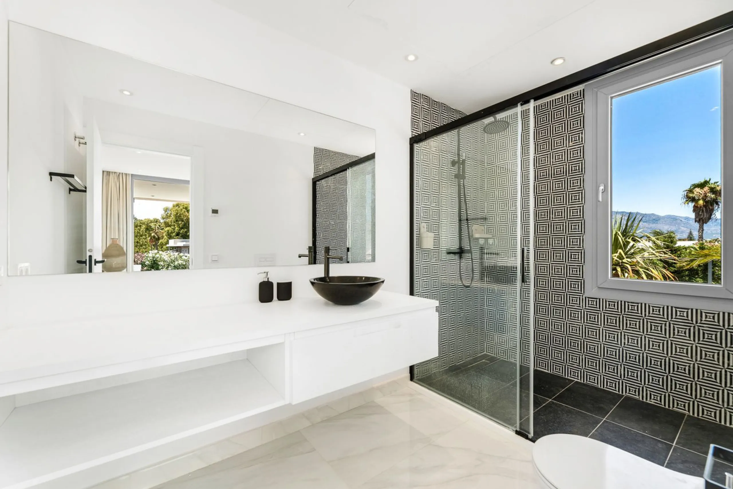 House - Detached Villa в продаже в Marbella, Málaga. В доме 5 спален и 5 ванных комнат. Площадь дома 450 м². Площадь участка 610 м²