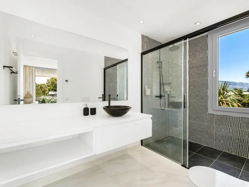 House - Detached Villa в продаже в Marbella, Málaga. В доме 5 спален и 5 ванных комнат. Площадь дома 450 м². Площадь участка 610 м²