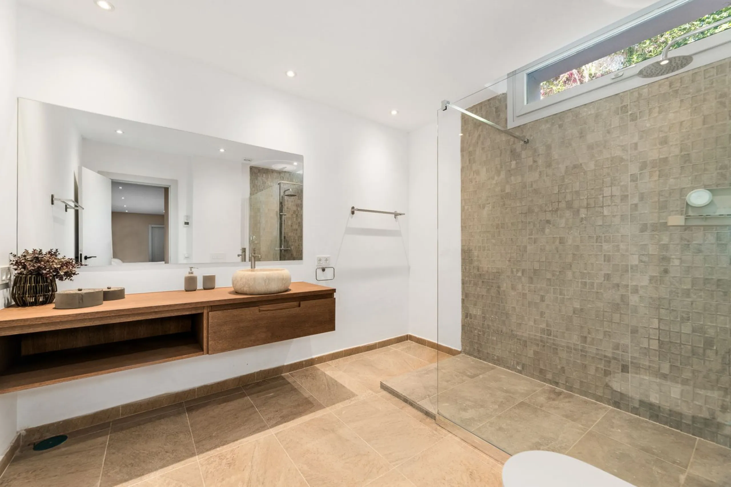 House - Detached Villa в продаже в Marbella, Málaga. В доме 5 спален и 5 ванных комнат. Площадь дома 450 м². Площадь участка 610 м²