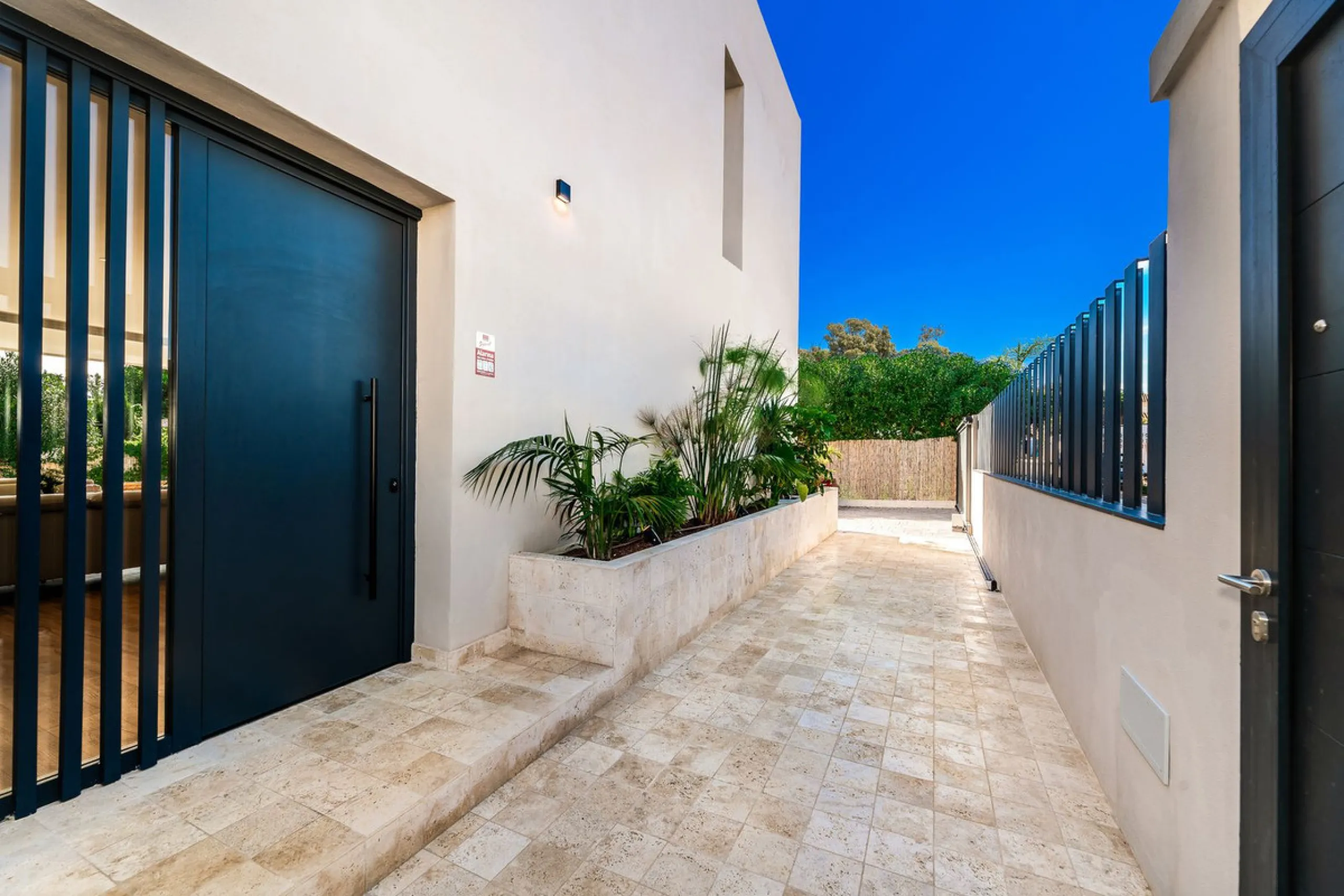 House - Detached Villa в продаже в Marbella, Málaga. В доме 5 спален и 5 ванных комнат. Площадь дома 450 м². Площадь участка 610 м²