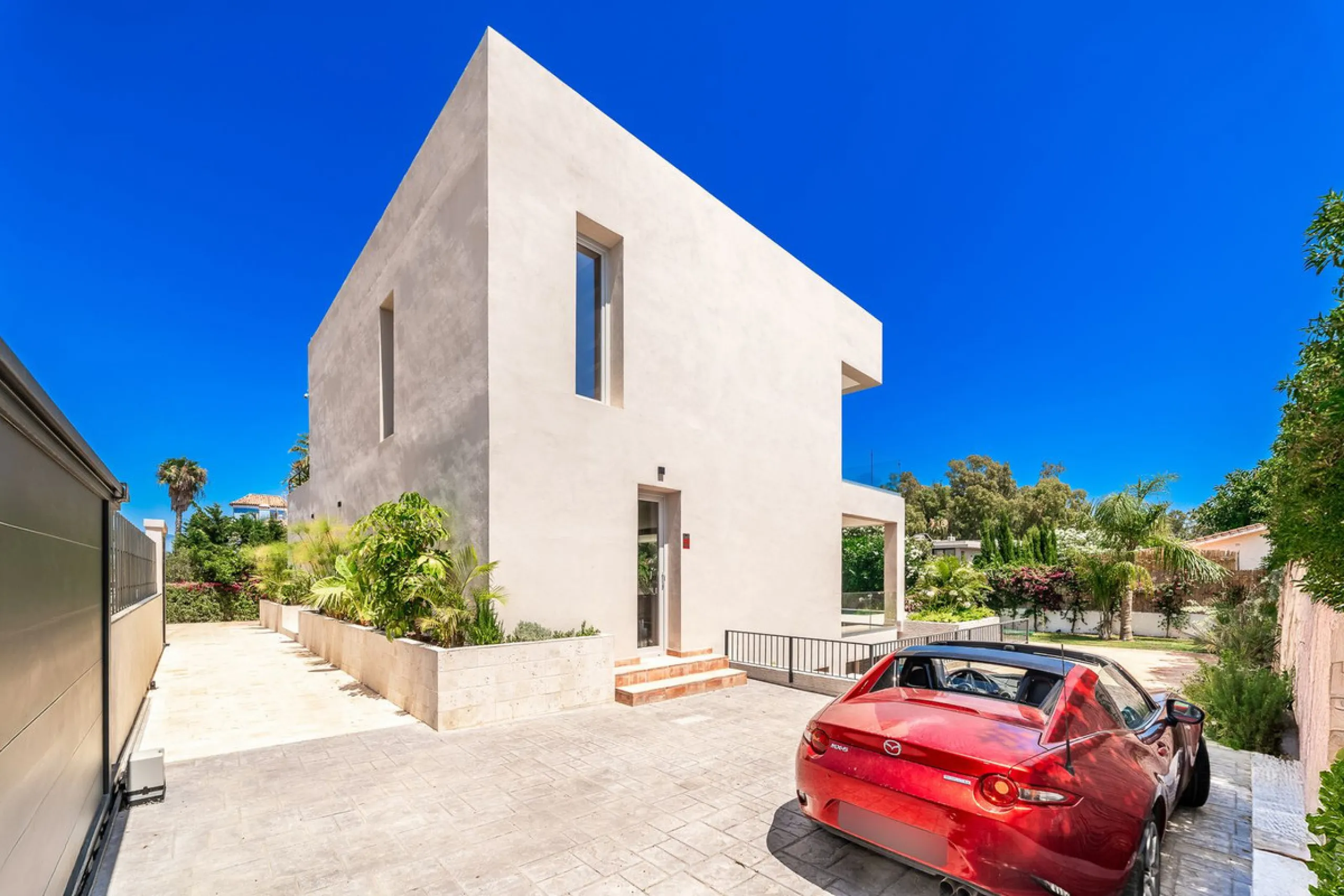 House - Detached Villa в продаже в Marbella, Málaga. В доме 5 спален и 5 ванных комнат. Площадь дома 450 м². Площадь участка 610 м²