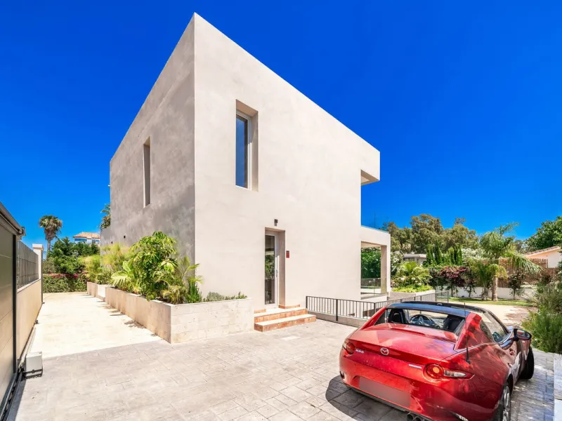 House - Detached Villa в продаже в Marbella, Málaga. В доме 5 спален и 5 ванных комнат. Площадь дома 450 м². Площадь участка 610 м²