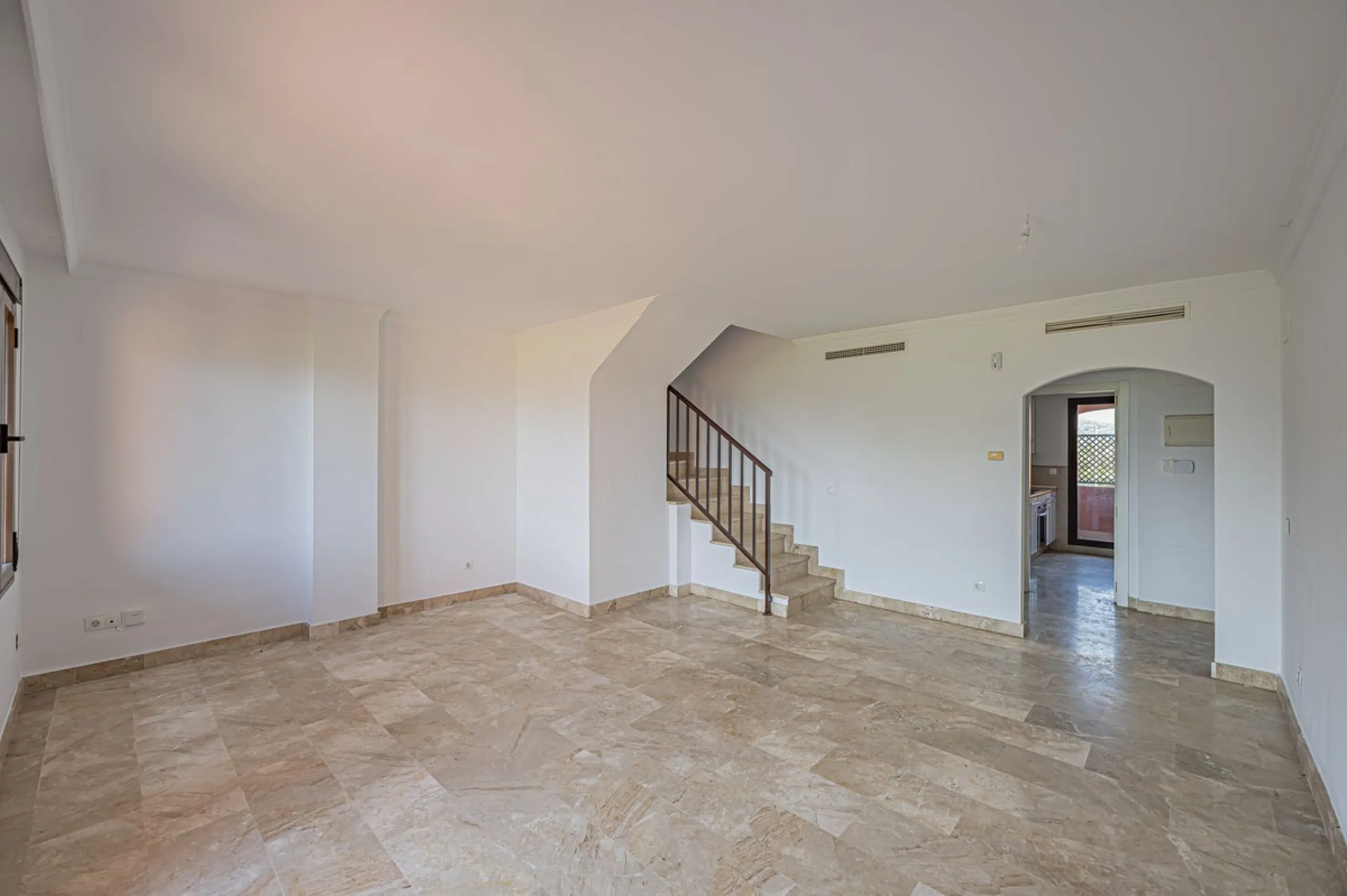 PENTHOUSE WITH SEA VIEWS, MINUTES FROM THE BEACH