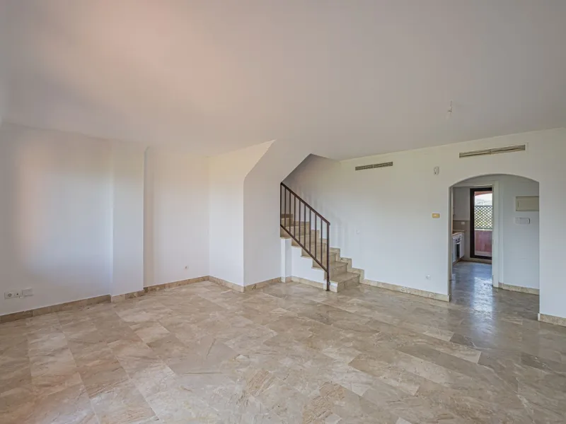 PENTHOUSE WITH SEA VIEWS, MINUTES FROM THE BEACH