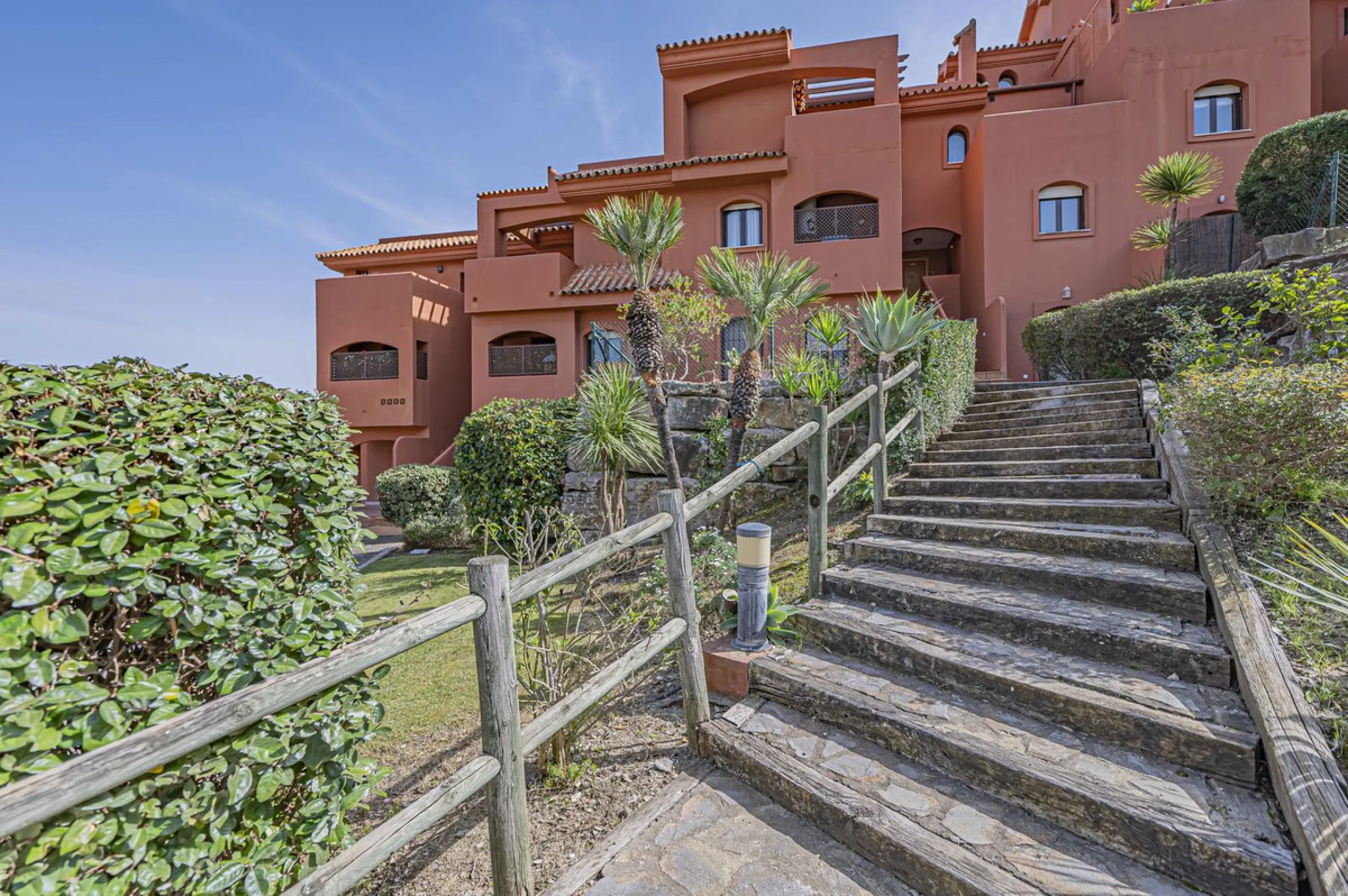 PENTHOUSE WITH SEA VIEWS, MINUTES FROM THE BEACH