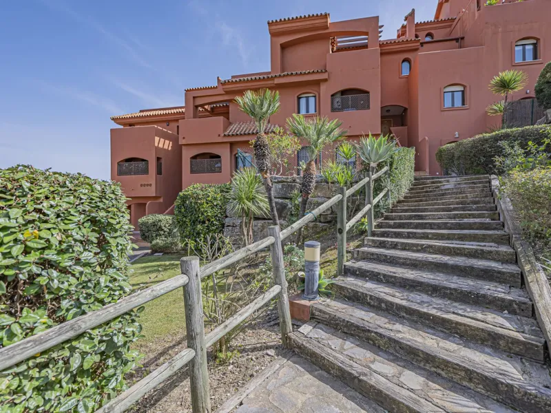 PENTHOUSE WITH SEA VIEWS, MINUTES FROM THE BEACH