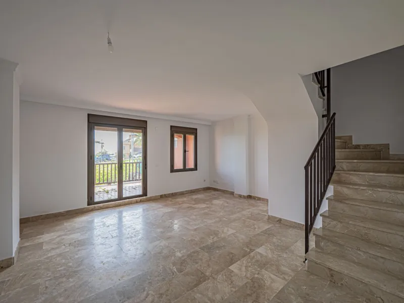 PENTHOUSE WITH SEA VIEWS, MINUTES FROM THE BEACH