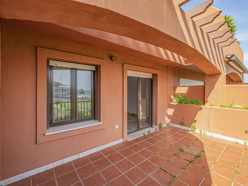 PENTHOUSE WITH SEA VIEWS, MINUTES FROM THE BEACH