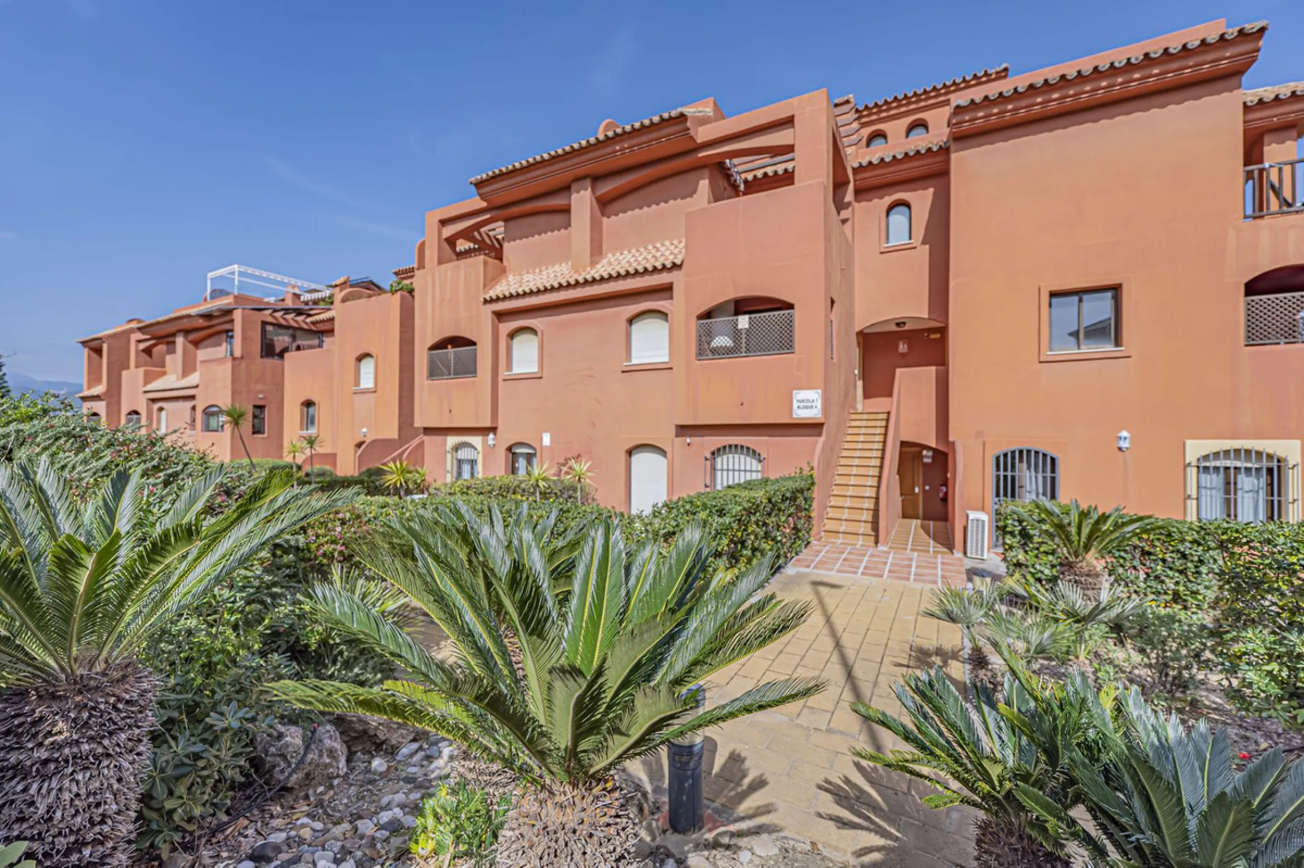 PENTHOUSE WITH SEA VIEWS, MINUTES FROM THE BEACH