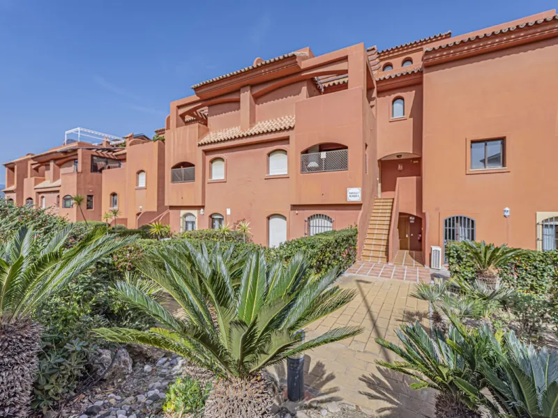 PENTHOUSE WITH SEA VIEWS, MINUTES FROM THE BEACH