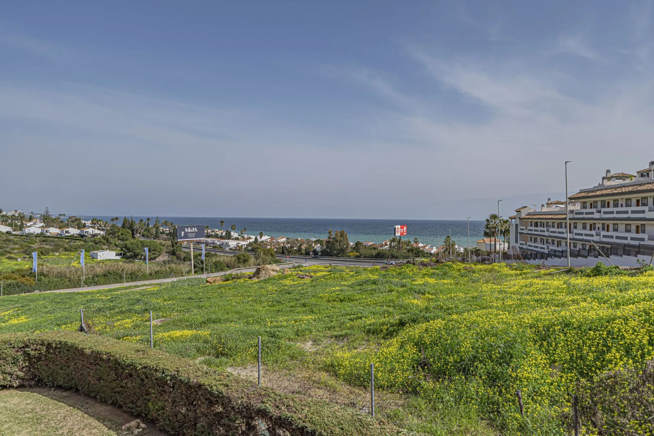 PENTHOUSE WITH SEA VIEWS, MINUTES FROM THE BEACH