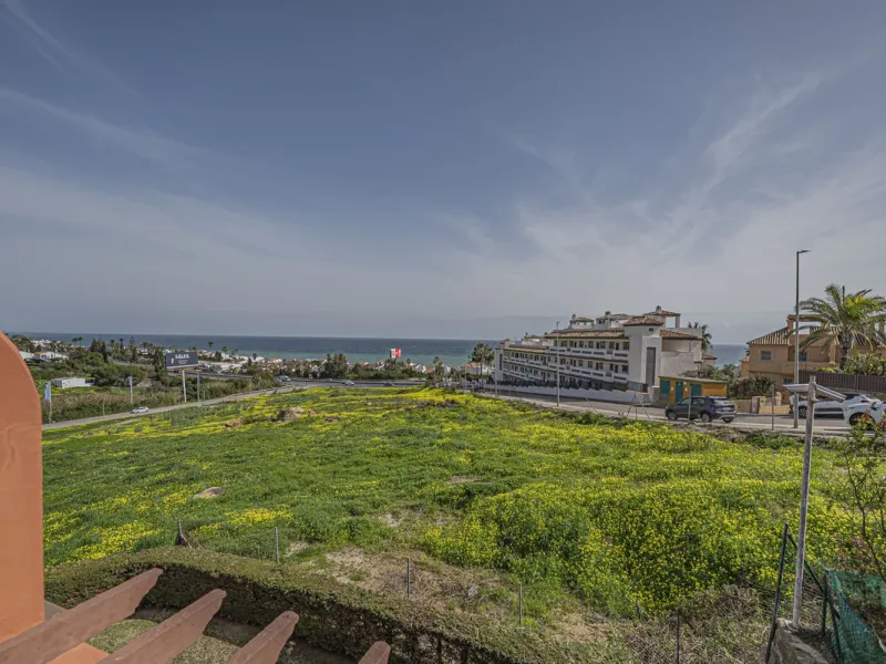 PENTHOUSE WITH SEA VIEWS, MINUTES FROM THE BEACH