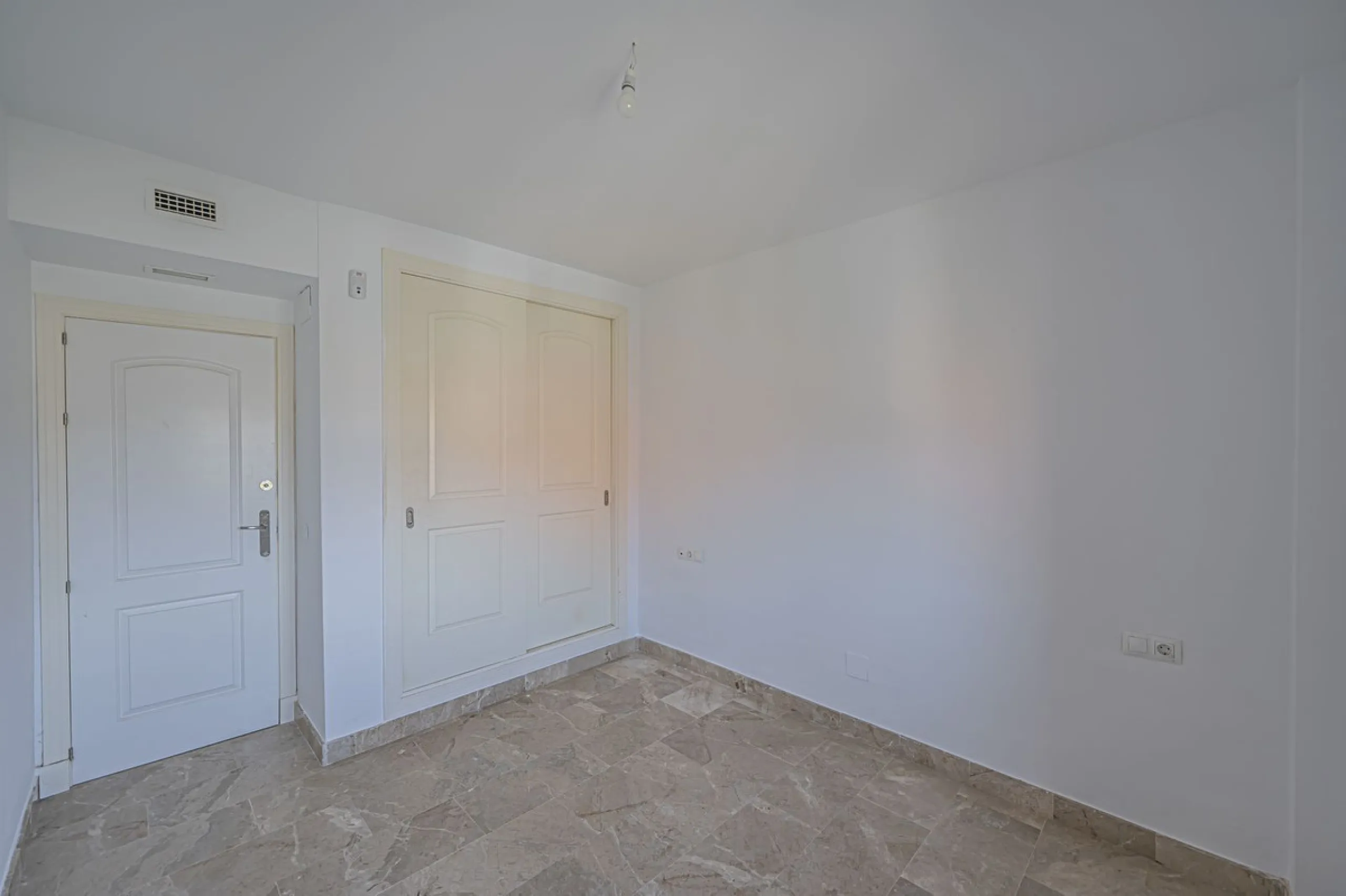 PENTHOUSE WITH SEA VIEWS, MINUTES FROM THE BEACH