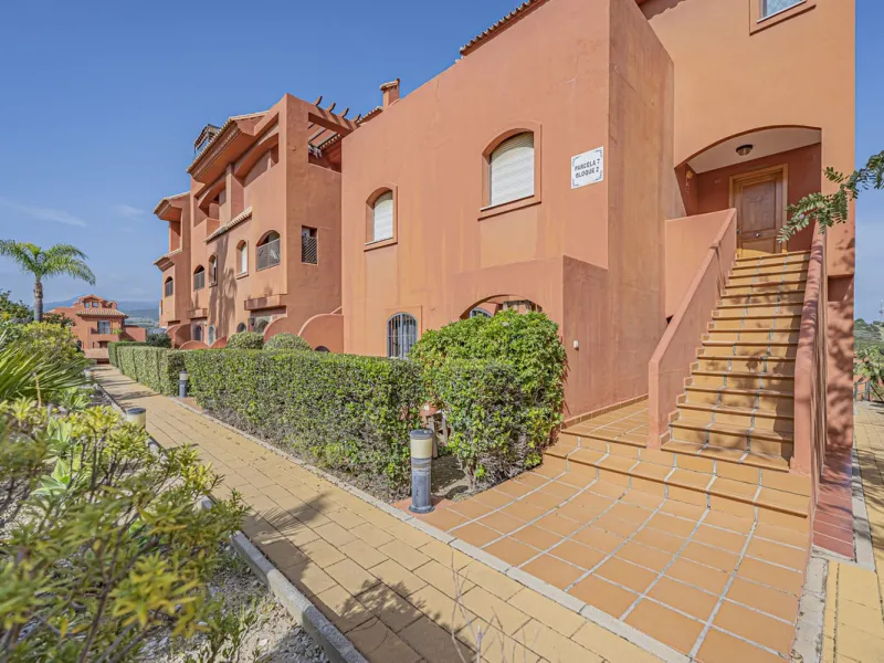 PENTHOUSE WITH SEA VIEWS, MINUTES FROM THE BEACH