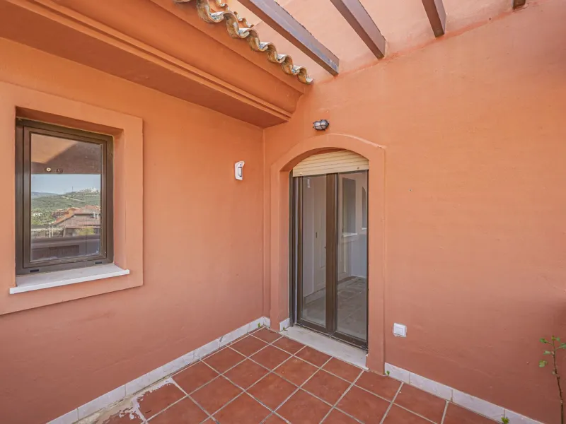 PENTHOUSE WITH SEA VIEWS, MINUTES FROM THE BEACH