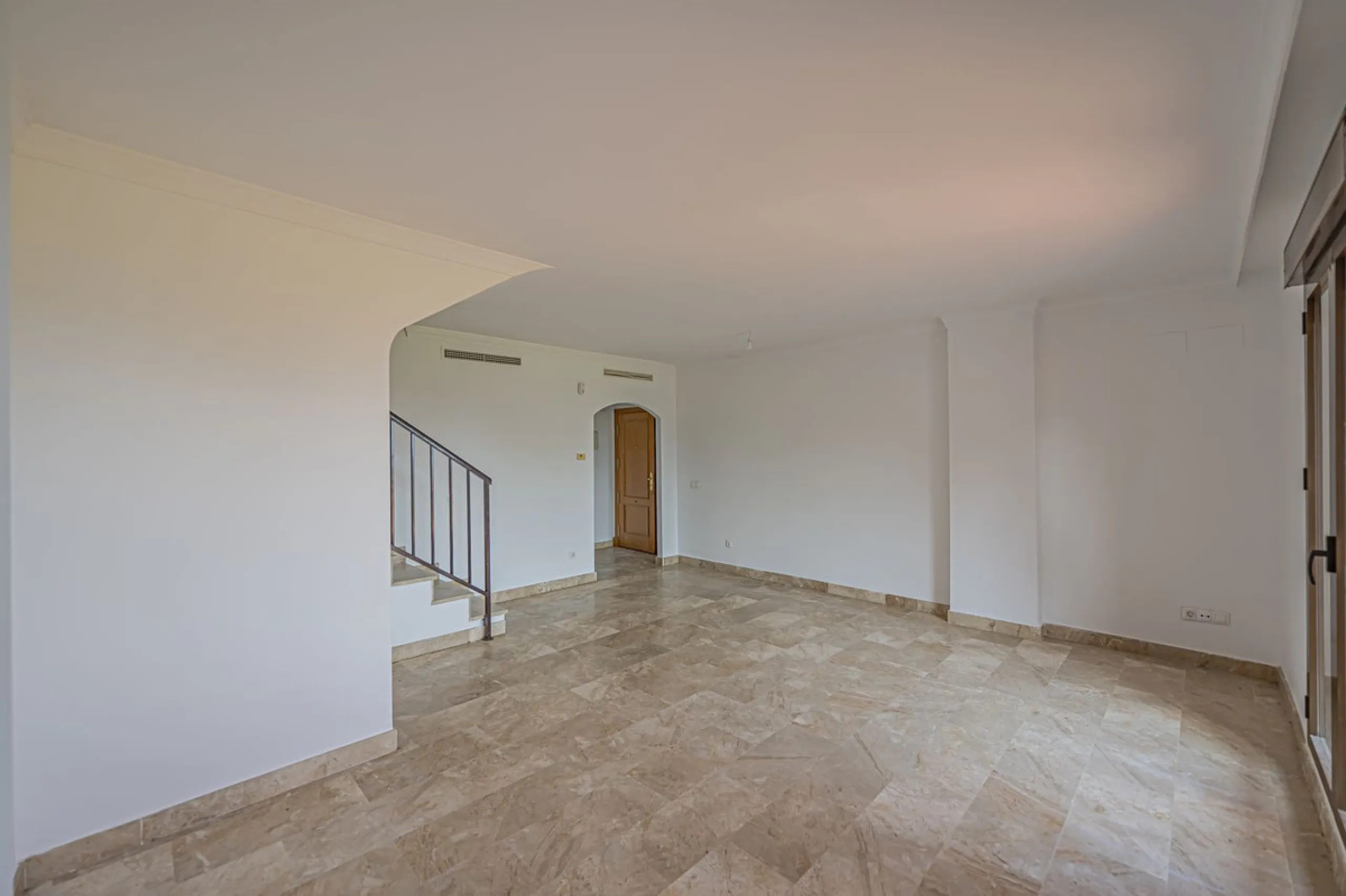 PENTHOUSE WITH SEA VIEWS, MINUTES FROM THE BEACH