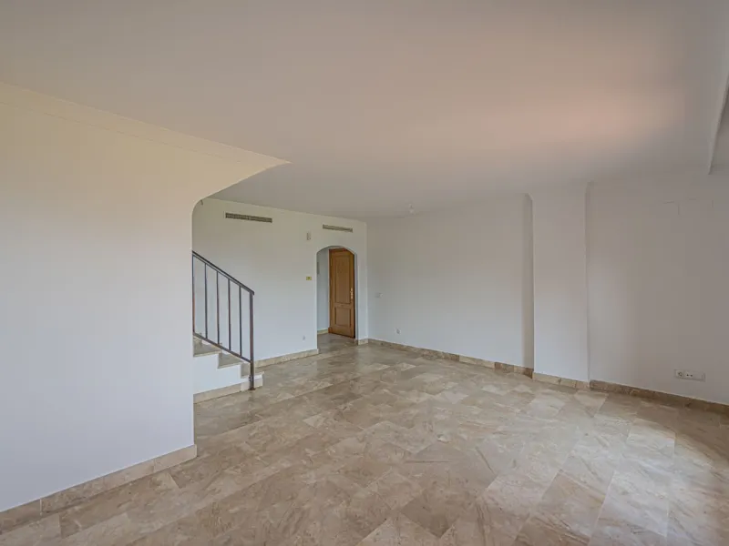 PENTHOUSE WITH SEA VIEWS, MINUTES FROM THE BEACH