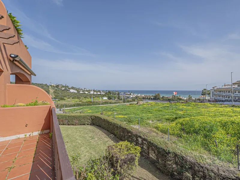 PENTHOUSE WITH SEA VIEWS, MINUTES FROM THE BEACH
