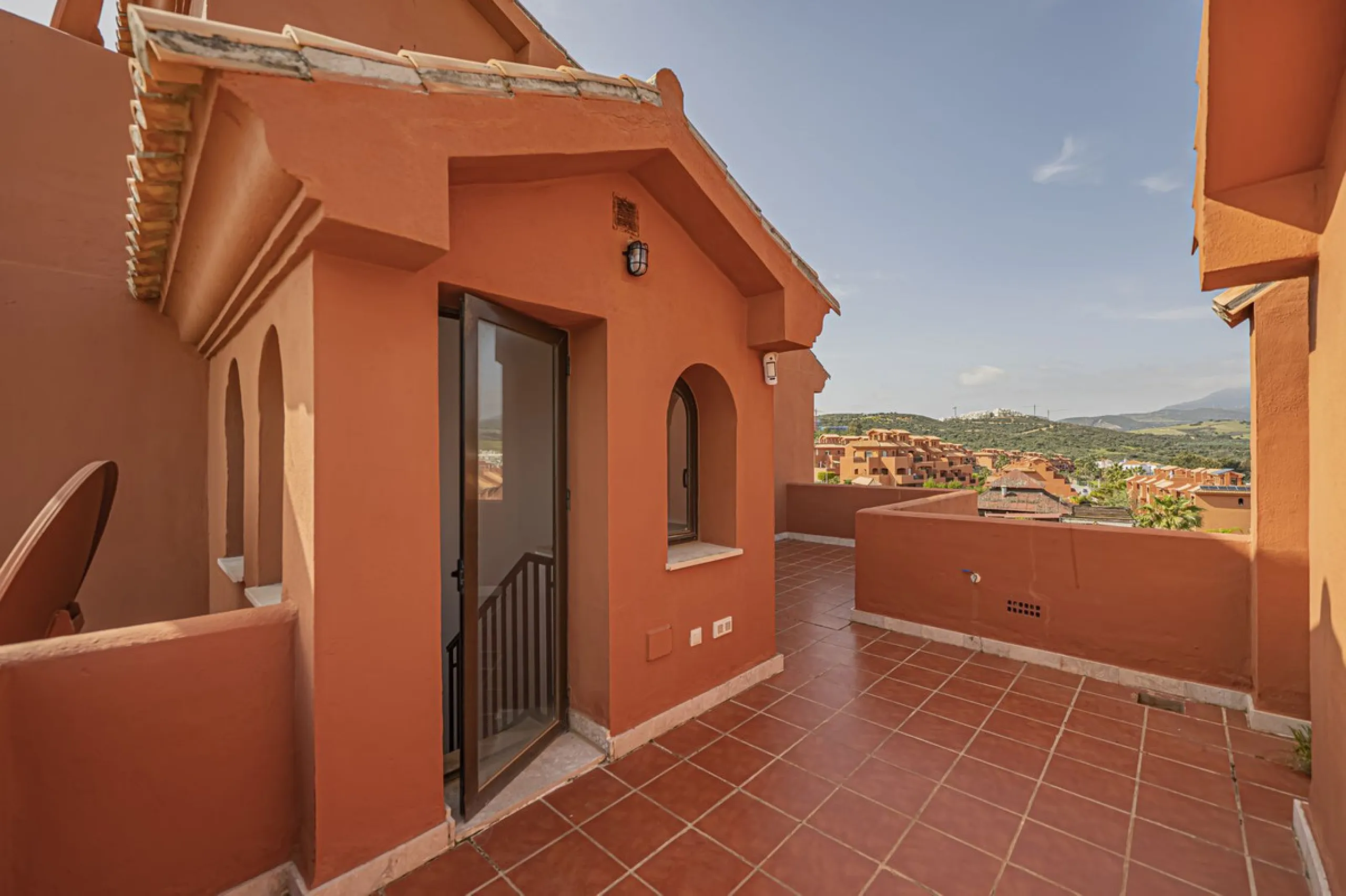 PENTHOUSE WITH SEA VIEWS, MINUTES FROM THE BEACH