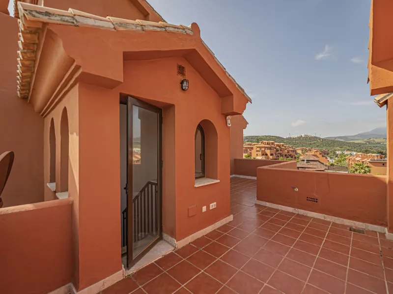 PENTHOUSE WITH SEA VIEWS, MINUTES FROM THE BEACH