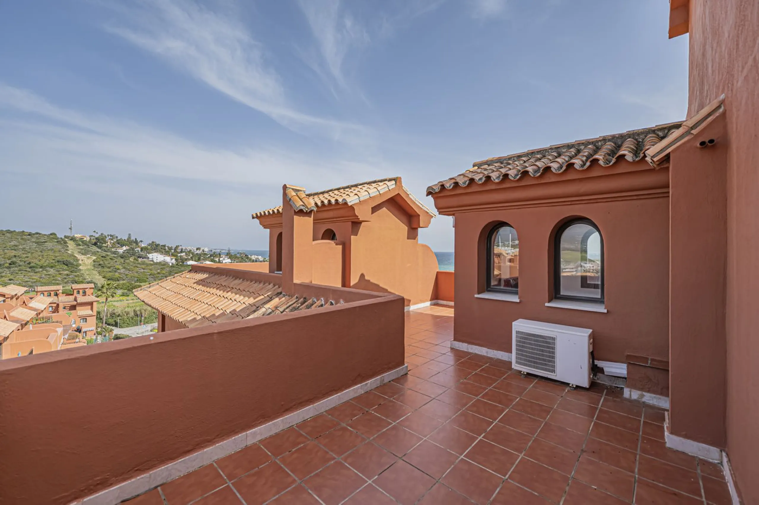 PENTHOUSE WITH SEA VIEWS, MINUTES FROM THE BEACH