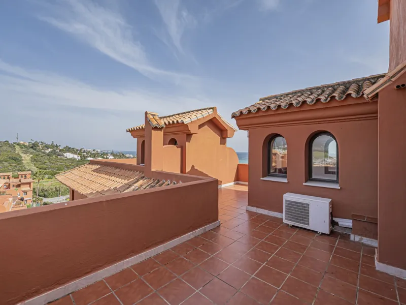 PENTHOUSE WITH SEA VIEWS, MINUTES FROM THE BEACH