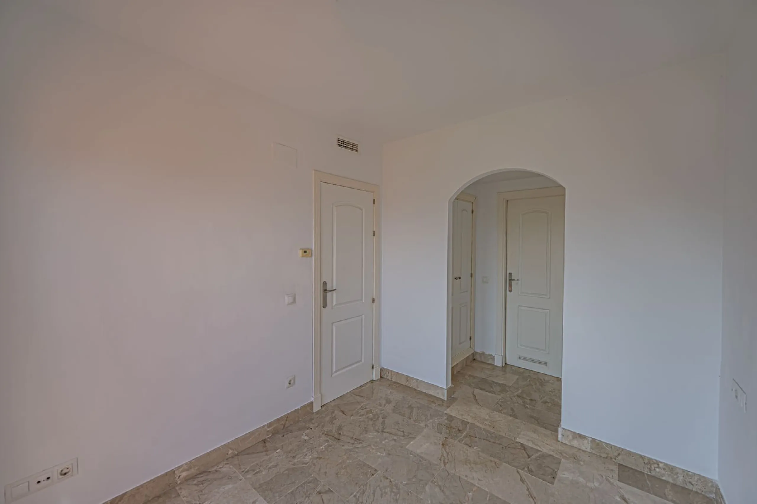 PENTHOUSE WITH SEA VIEWS, MINUTES FROM THE BEACH