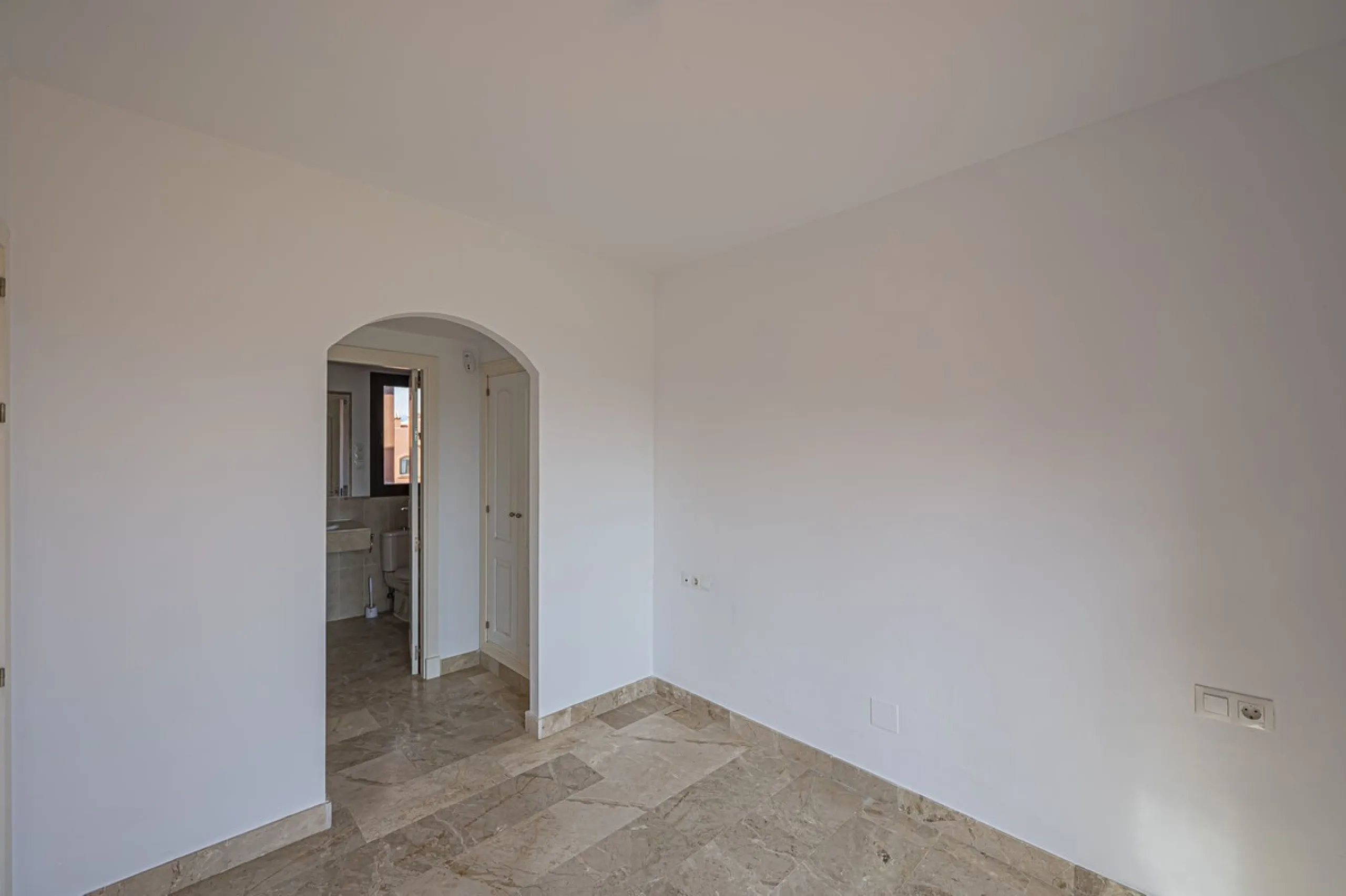 PENTHOUSE WITH SEA VIEWS, MINUTES FROM THE BEACH