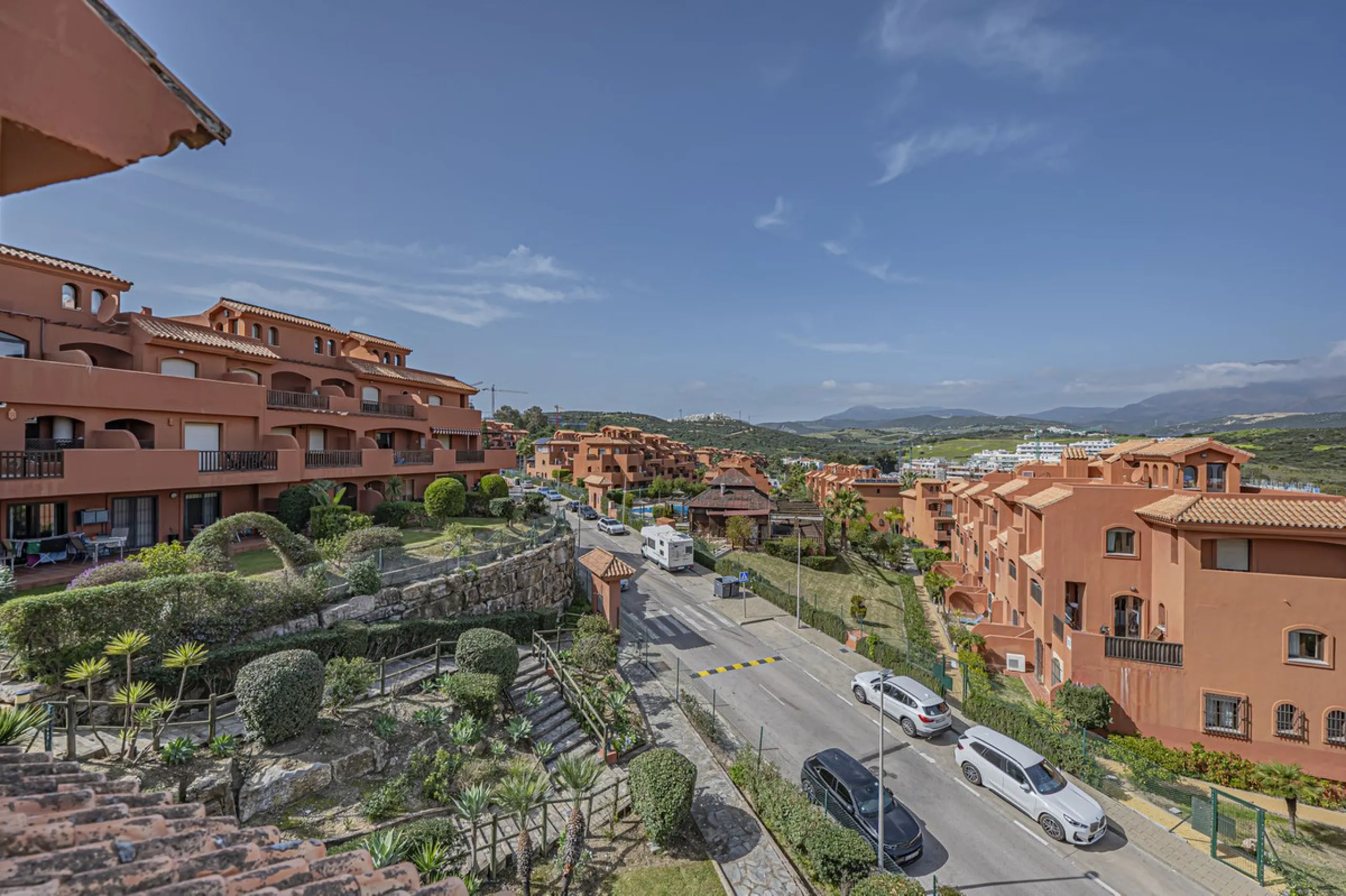 PENTHOUSE WITH SEA VIEWS, MINUTES FROM THE BEACH