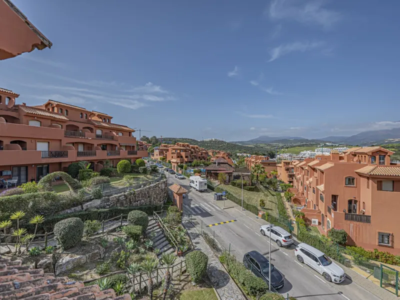 PENTHOUSE WITH SEA VIEWS, MINUTES FROM THE BEACH