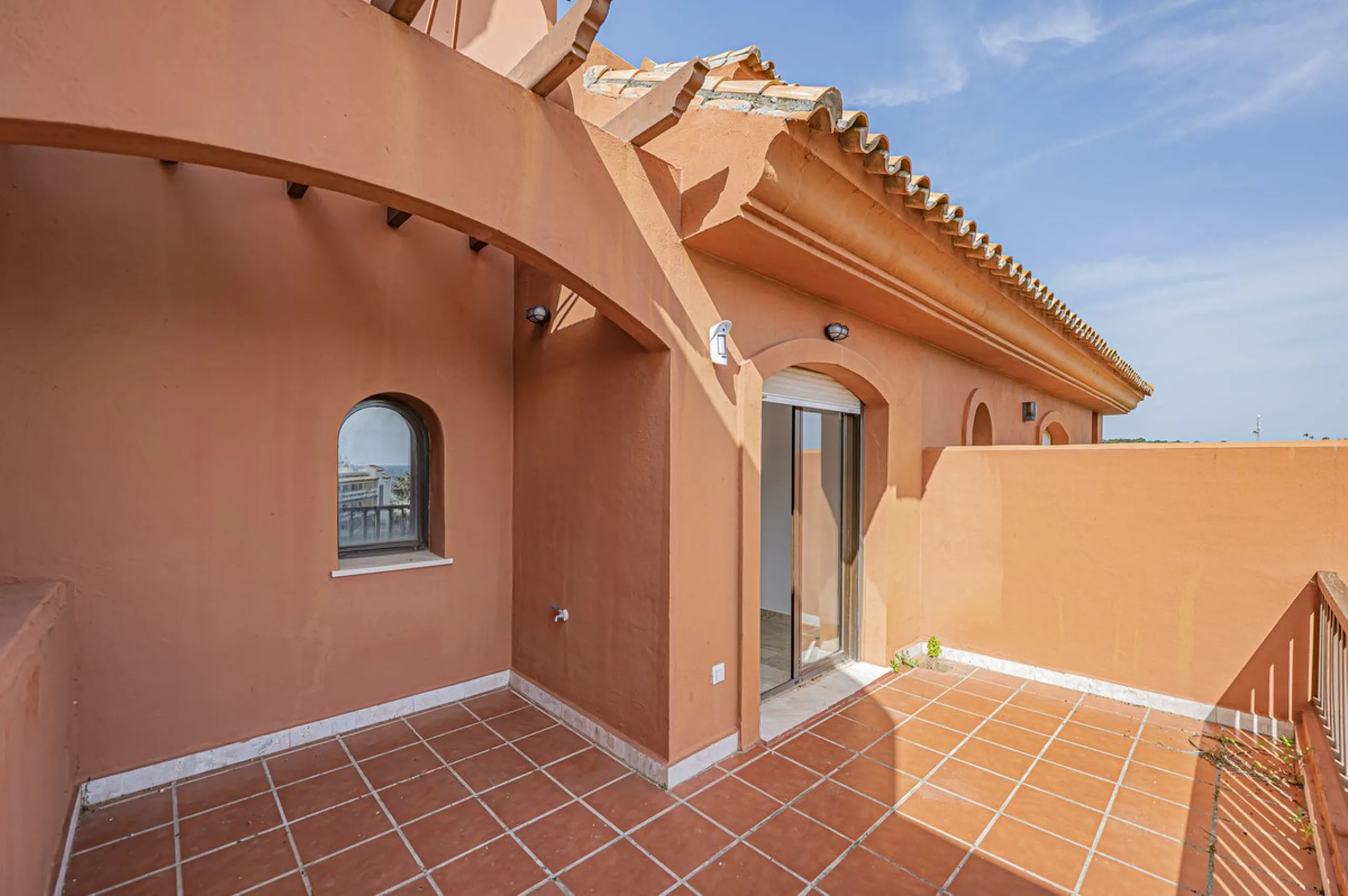 PENTHOUSE WITH SEA VIEWS, MINUTES FROM THE BEACH