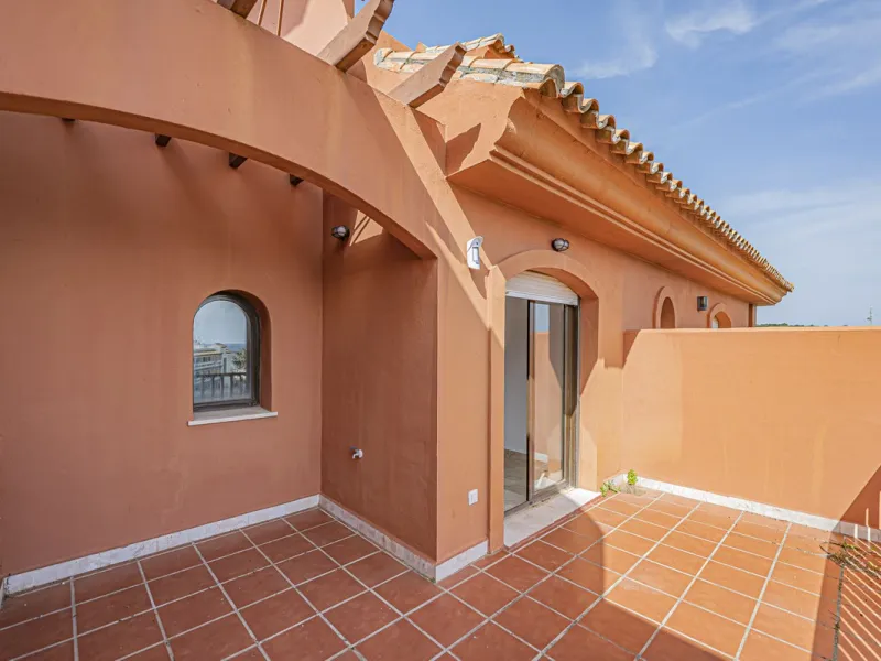 PENTHOUSE WITH SEA VIEWS, MINUTES FROM THE BEACH
