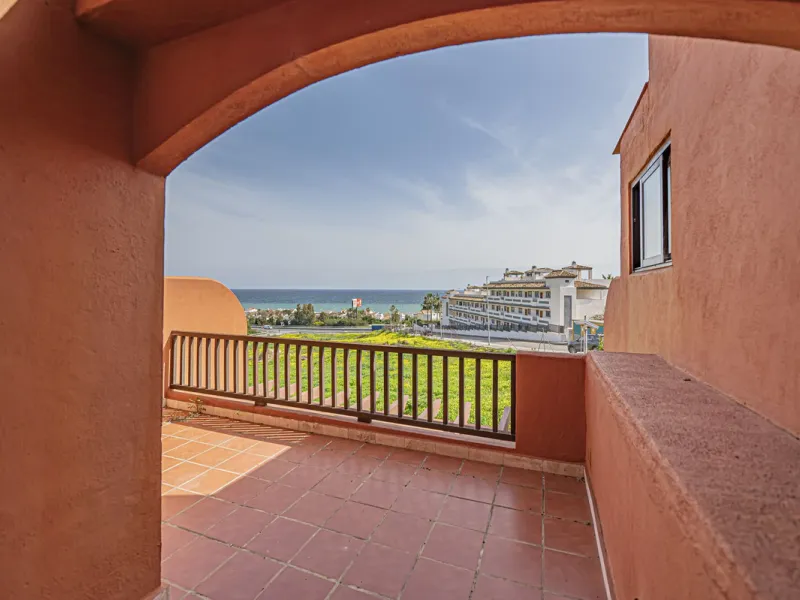 PENTHOUSE WITH SEA VIEWS, MINUTES FROM THE BEACH