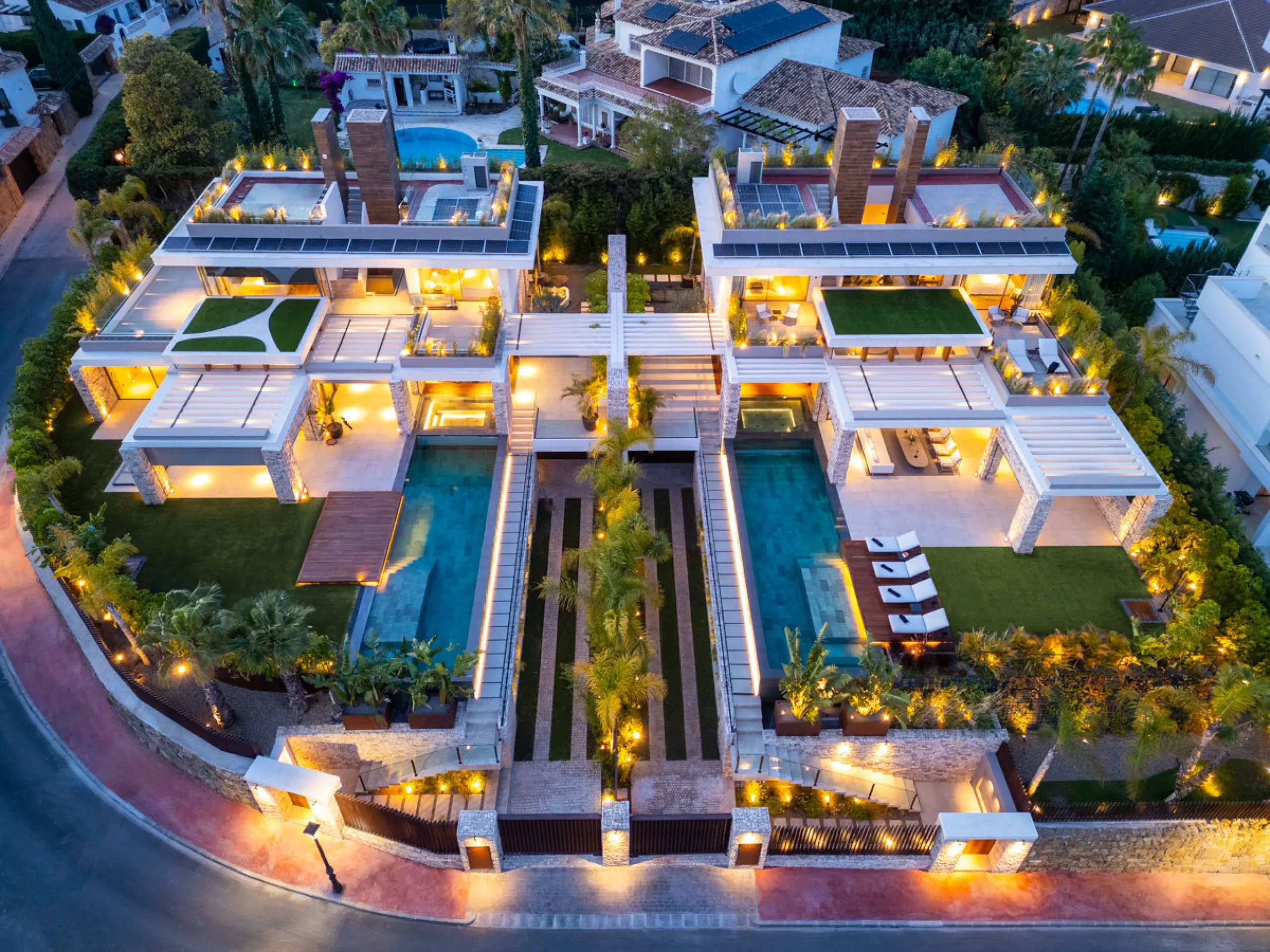 Nestled gracefully upon the verdant slopes of Nueva Andalucía, this villa is a triumph of modern elegance and luxurious design, an embodiment of serene sophistication. As you approach the property, you are greeted by a grand entrance framed by sleek lines