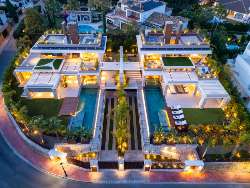Nestled gracefully upon the verdant slopes of Nueva Andalucía, this villa is a triumph of modern elegance and luxurious design, an embodiment of serene sophistication. As you approach the property, you are greeted by a grand entrance framed by sleek lines