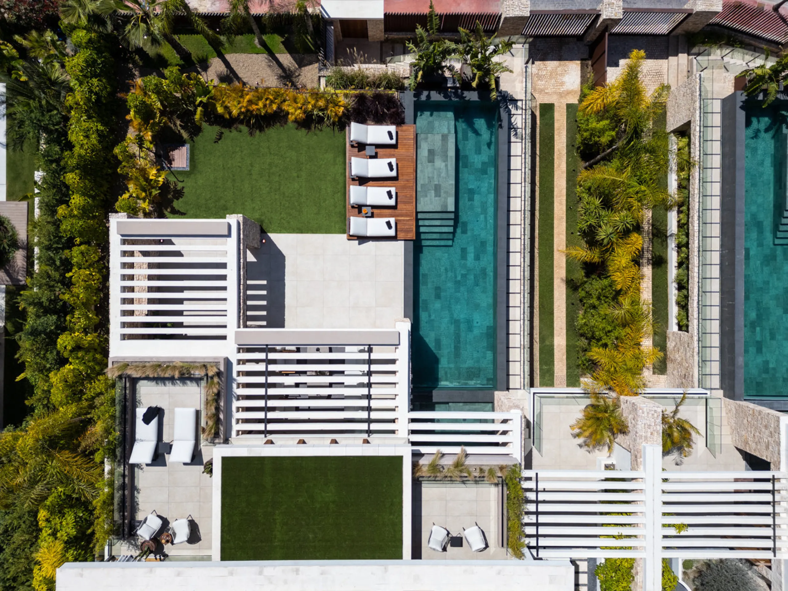 Nestled gracefully upon the verdant slopes of Nueva Andalucía, this villa is a triumph of modern elegance and luxurious design, an embodiment of serene sophistication. As you approach the property, you are greeted by a grand entrance framed by sleek lines