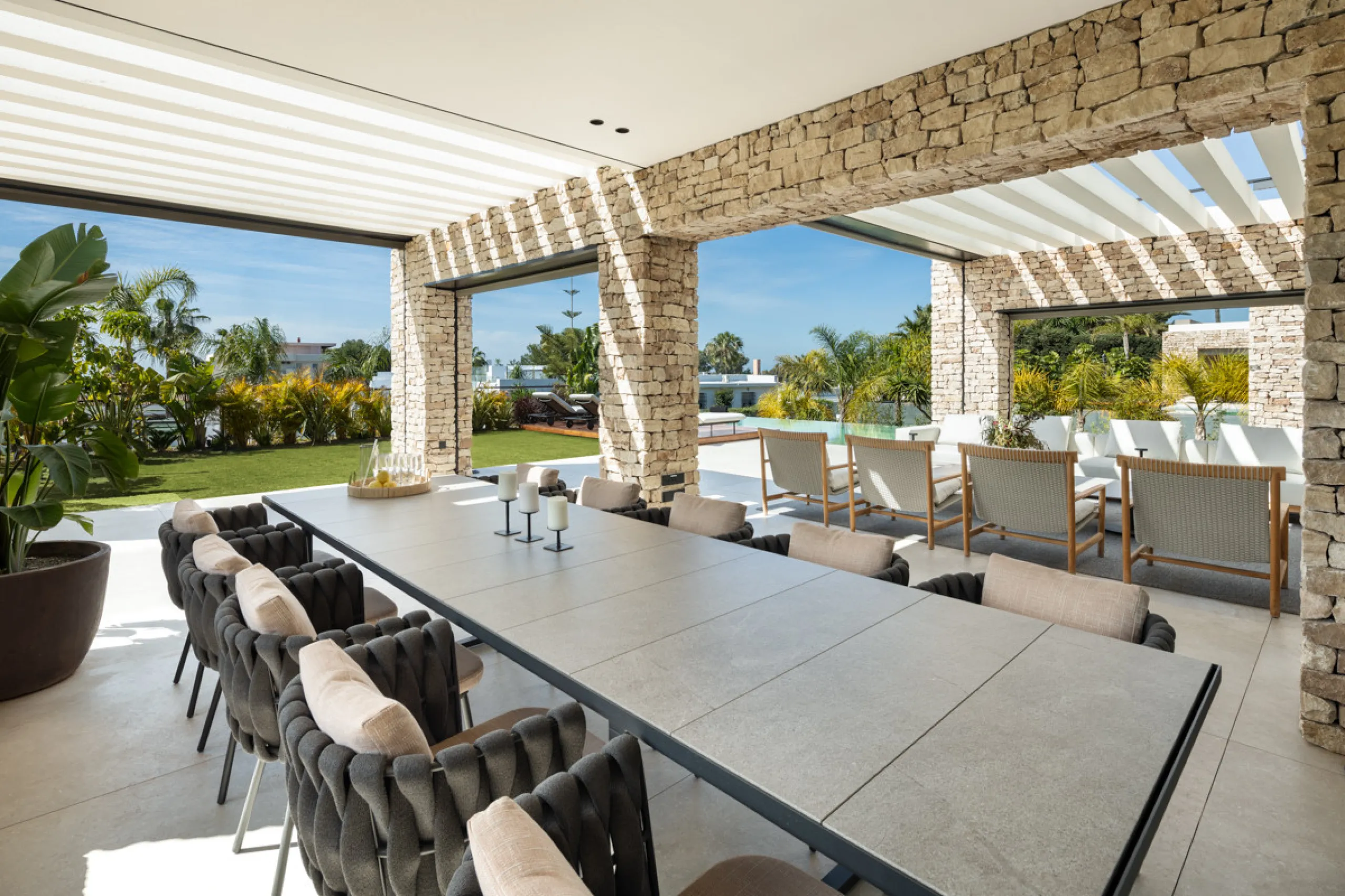 Nestled gracefully upon the verdant slopes of Nueva Andalucía, this villa is a triumph of modern elegance and luxurious design, an embodiment of serene sophistication. As you approach the property, you are greeted by a grand entrance framed by sleek lines
