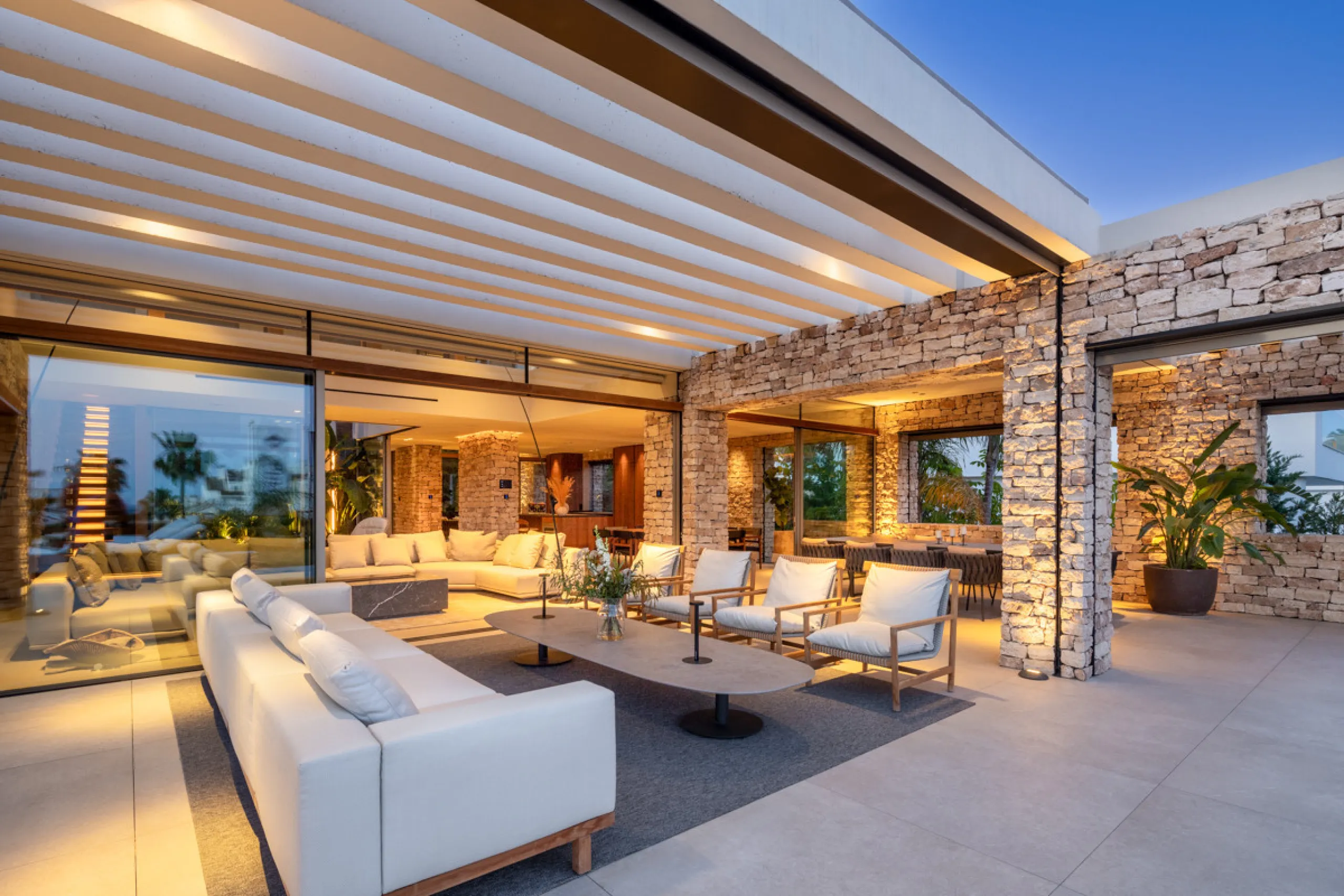 Nestled gracefully upon the verdant slopes of Nueva Andalucía, this villa is a triumph of modern elegance and luxurious design, an embodiment of serene sophistication. As you approach the property, you are greeted by a grand entrance framed by sleek lines