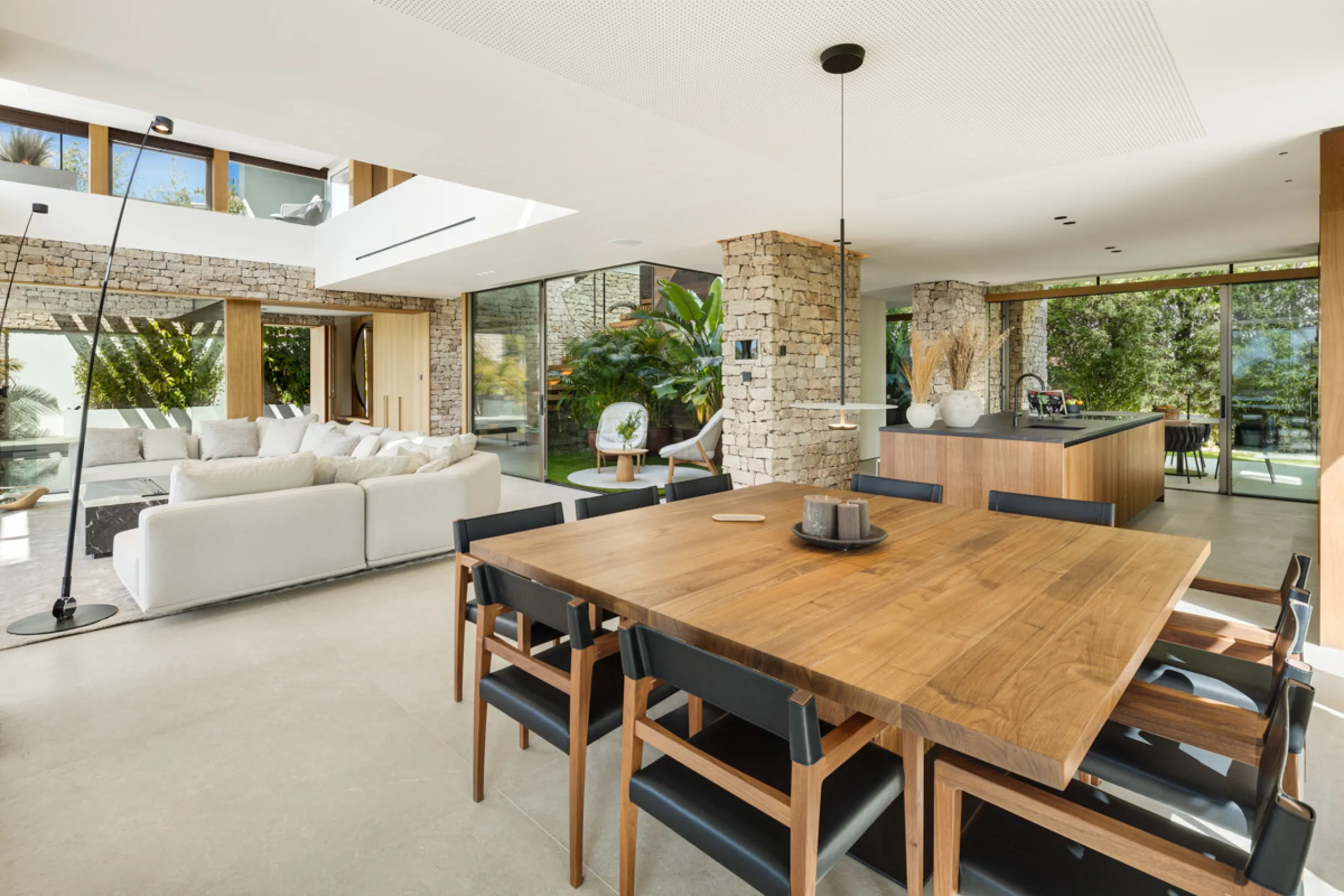Nestled gracefully upon the verdant slopes of Nueva Andalucía, this villa is a triumph of modern elegance and luxurious design, an embodiment of serene sophistication. As you approach the property, you are greeted by a grand entrance framed by sleek lines