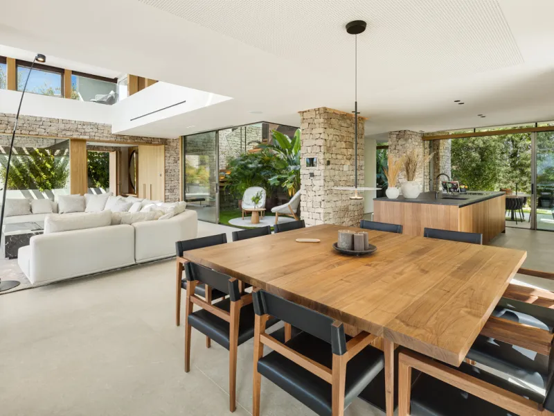 Nestled gracefully upon the verdant slopes of Nueva Andalucía, this villa is a triumph of modern elegance and luxurious design, an embodiment of serene sophistication. As you approach the property, you are greeted by a grand entrance framed by sleek lines