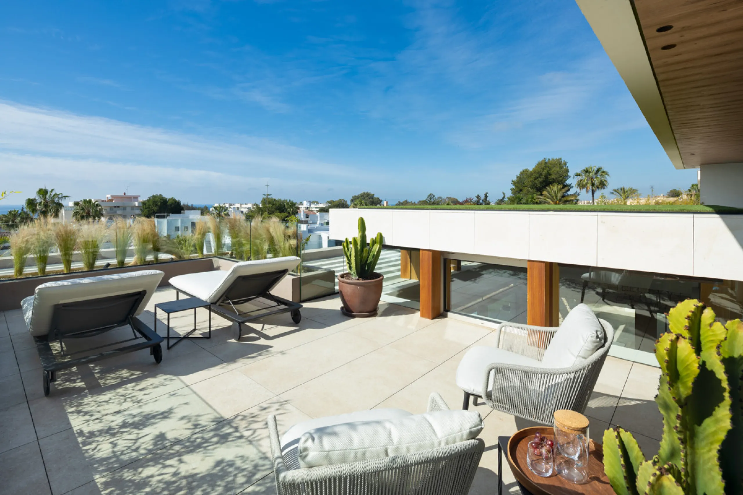 Nestled gracefully upon the verdant slopes of Nueva Andalucía, this villa is a triumph of modern elegance and luxurious design, an embodiment of serene sophistication. As you approach the property, you are greeted by a grand entrance framed by sleek lines