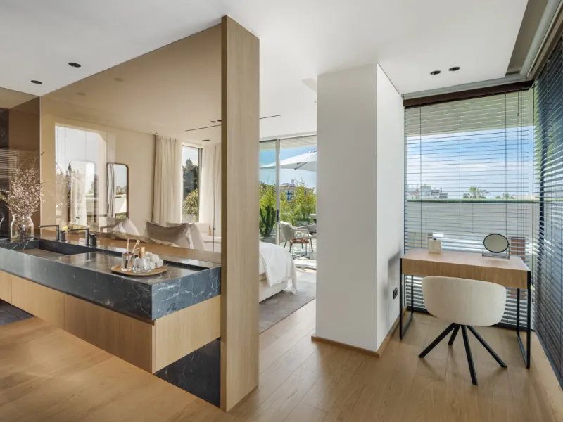 Nestled gracefully upon the verdant slopes of Nueva Andalucía, this villa is a triumph of modern elegance and luxurious design, an embodiment of serene sophistication. As you approach the property, you are greeted by a grand entrance framed by sleek lines