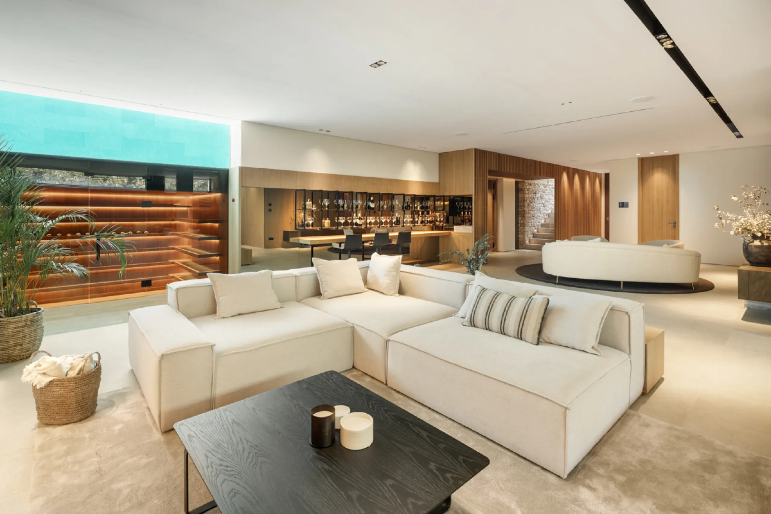 Nestled gracefully upon the verdant slopes of Nueva Andalucía, this villa is a triumph of modern elegance and luxurious design, an embodiment of serene sophistication. As you approach the property, you are greeted by a grand entrance framed by sleek lines
