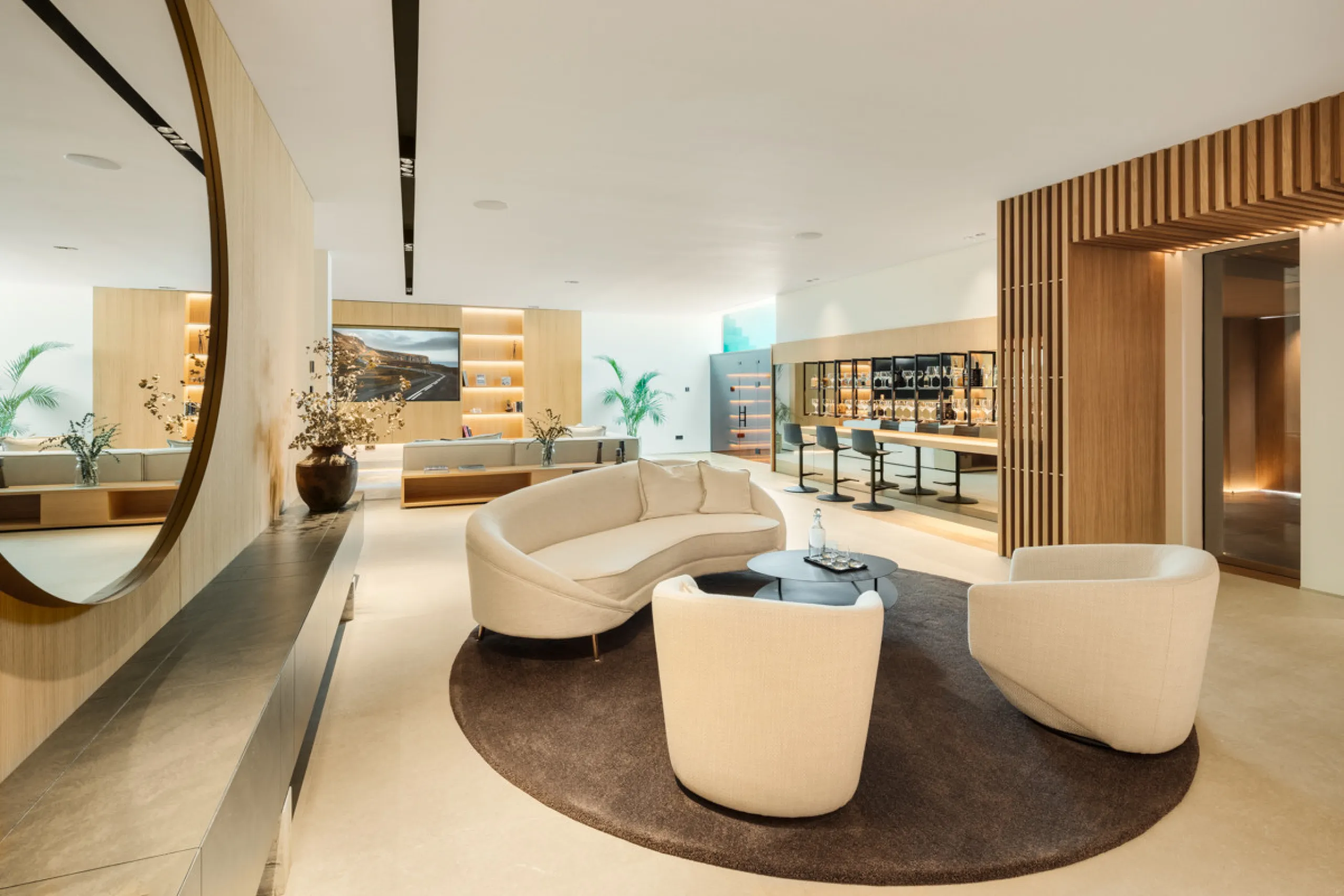 Nestled gracefully upon the verdant slopes of Nueva Andalucía, this villa is a triumph of modern elegance and luxurious design, an embodiment of serene sophistication. As you approach the property, you are greeted by a grand entrance framed by sleek lines