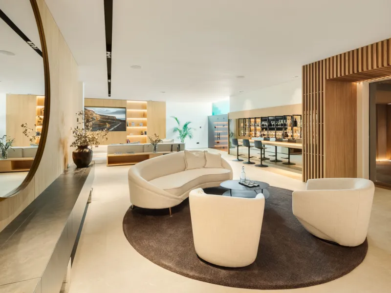 Nestled gracefully upon the verdant slopes of Nueva Andalucía, this villa is a triumph of modern elegance and luxurious design, an embodiment of serene sophistication. As you approach the property, you are greeted by a grand entrance framed by sleek lines
