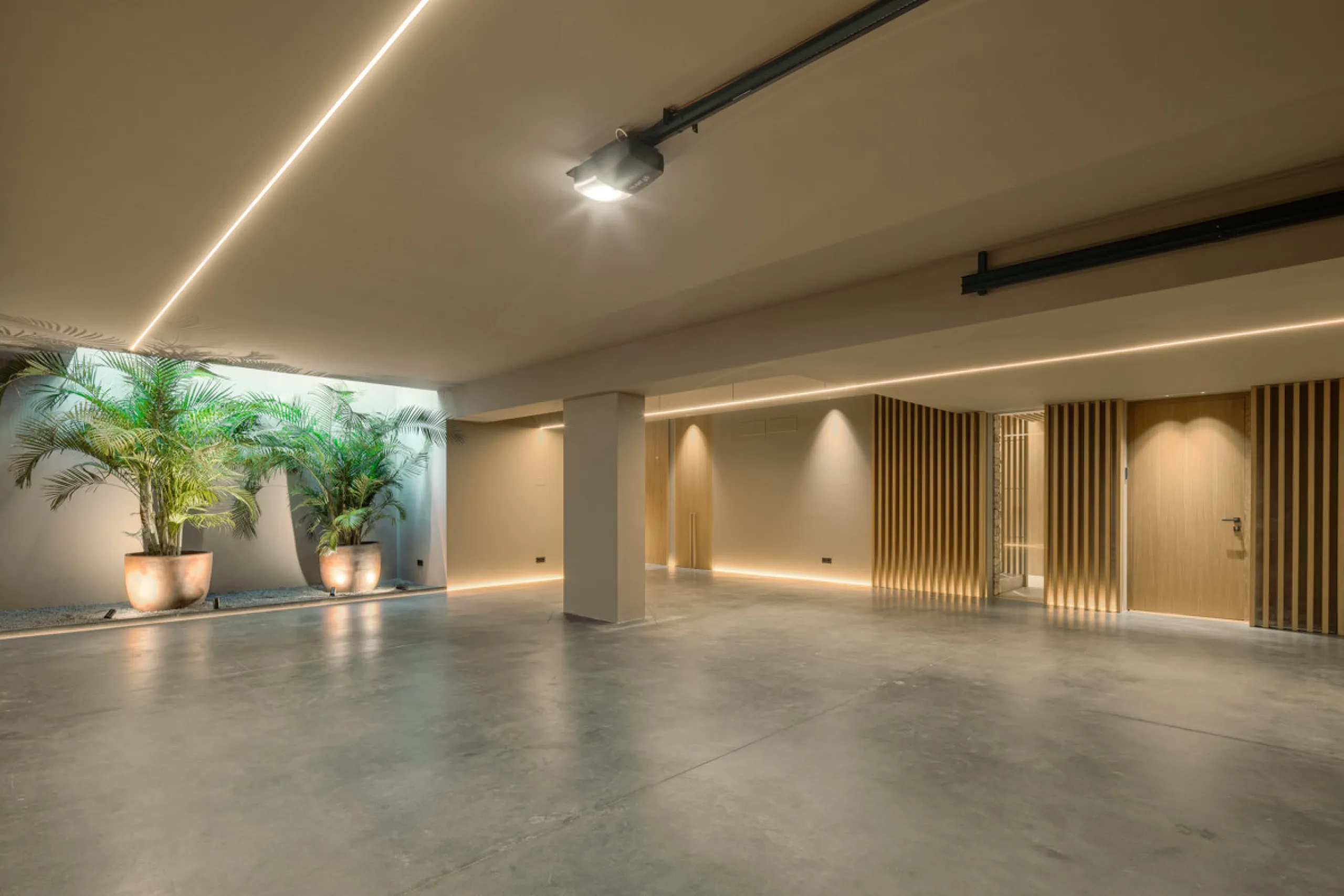 Nestled gracefully upon the verdant slopes of Nueva Andalucía, this villa is a triumph of modern elegance and luxurious design, an embodiment of serene sophistication. As you approach the property, you are greeted by a grand entrance framed by sleek lines